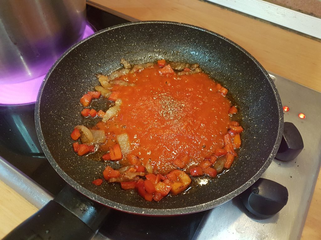 añadimos la salsa de tomate al sartén para Pasta al Pomodoro con Pancetta y Pimientos